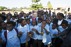 Secretary-General Ban Ki-moon visits the Sansão Muthemba Secondary School in Polana Caniço, Maputo to promote education and the UNiTE to End Violence against Women and Girls Campaign. (Photo: UN Photo/Eskinder Debebe)