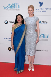 La Directrice exécutive par intérim d’ONU Femmes Lakshmi Puri et l'Ambassadrice de bonne volonté d’ONU Femmes Nicole Kidman sur le tapis rouge à Berlin.
