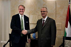 UN Women Deputy Executive Director John Hendra meets with Rami Hamdallah, Prime Minister of Palestine. Photo: UN Women/Loulou d'Aki
