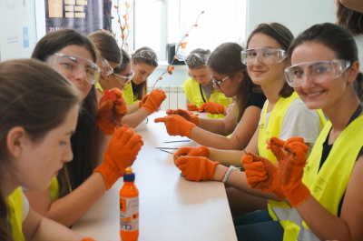 Las niñas que participaron en el campamento de verano GirslGoIT aprendieron acerca de distintas disciplinas dentro del ámbito de la ciencia, la tecnología, la ingeniería y las matemáticas. Foto: GirsGoIT.