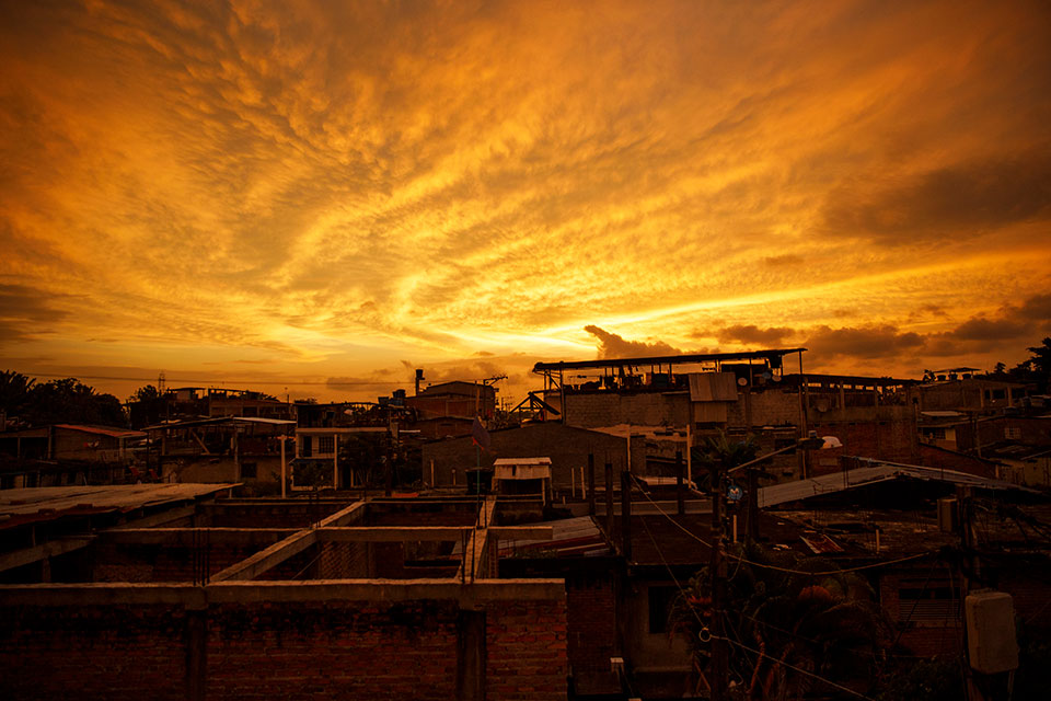 Houses and streets are dark as the sun sets over Tumaco because of an electricity outage caused by the bombing of a power station. Photo: UN Women/Ryan Brown