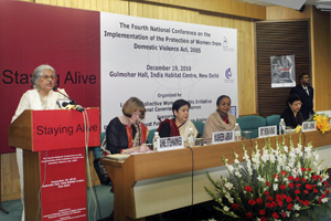 Indira Jaising présente les résultats du 4ème Rapport “Stay Alive, élaboré avec l'appui du Fonds d'affectation spéciale des Nations Unies, au cours d'une Conférence nationale sur le contrôle et l'évaluation annuels de l'application de l'Acte PWDV, au Gulmohar Hall de l'India Habitat Center, à New Delhi, le 19 décembre 2010. Indira Jaising présente les résultats du 4ème Rapport “Stay Alive, élaboré avec l'appui du Fonds d'affectation spéciale des Nations Unies, au cours d'une Conférence nationale sur le contrôle et l'évaluation annuels de l'application de l'Acte PWDV, au Gulmohar Hall de l'India Habitat Center, à New Delhi, le 19 décembre 2010.