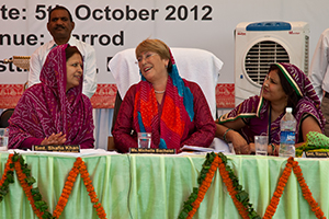 La Directrice exécutive d'ONU Femmes Michelle Bachelet participe à une réunion de Gram Sabha (conseil local) avec des représentantes élues et des femmes locales au cours d'une visite de trois jours en Inde, du 3 au 5 octobre 2012. Crédit photo: ONU Femmes /Gaganjit Singh Chandok