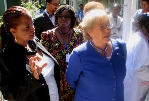 La directora del refugio, Maria Munir Yusuf (extremo izquierdo) acompaña a la Sra. Bachelet (derecha) en la visita de su centro de violencia de género para las mujeres pobres, en Addis Abeba. La directora del refugio, Maria Munir Yusuf (extremo izquierdo) acompaña a la Sra. Bachelet (derecha) en la visita de su centro de violencia de género para las mujeres pobres, en Addis Abeba.