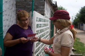 Fabiana Benvino, a guardia, does street outreach for Safe Cities Programme, Rosario, Argentina. Fabiana Benvino, a guardia, does street outreach for Safe Cities Programme, Rosario, Argentina.