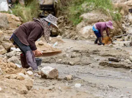 Migrant women workers pan for minerals in Chiang Mai, northern Thailand. Photo: UN Women/Pornvit Visitoran