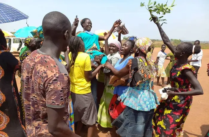 Des femmes du camp de réfugiés de Bidibidi célèbrent une victoire lors des élections pour le Comité pour le bien-être des réfugiés (RWC – Refugee Welfare Committee) en février 2022. Photo : ONU Femmes/Athanasius Oguti