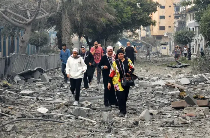 Amid relentless violence, families flee their shattered homes in Tal al-Hawa neighbourhood, seeking refuge in the southern Gaza Strip, 10 October 2023. Photo: UNICEF/Eyad El Baba.