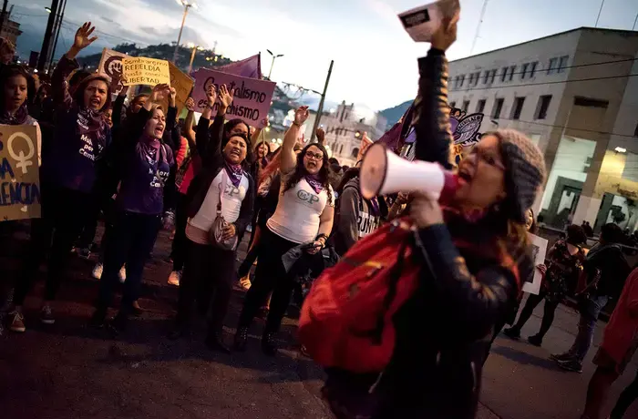 Des activistes, des leaders sociaux et d’autres défenseurs des droits scandent des slogans contre la violence fondée sur le genre lors d’une manifestation en Équateur. 