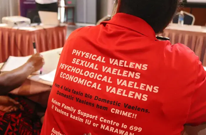 La violencia de género no es solo física, sino también sexual, psicológica, emocional y económica. SAFENET ofrece servicios de respuesta coordinada a todas las personas supervivientes de violencia de género. Foto: ONU Mujeres/Shazia Usmanman  