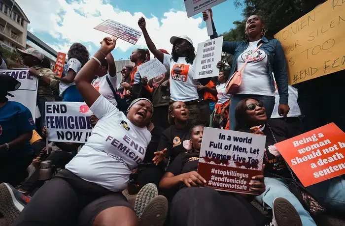 Des femmes participent à une manifestation contre le féminicide au Kenya en janvier 2024. Au moins 500 femmes et filles ont été assassinées au Kenya depuis 2016, malgré les efforts du pays pour prévenir la violence basée sur le genre. Photo : William Kane Olwit