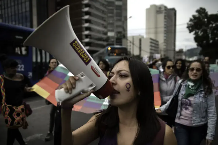 Activists, social leaders, organizations, women and men shout slogans against gender-based violence during the "Vivas nos Queremos" protest in Quito, Ecuador. Photo: UN Women/Johis Alarcon