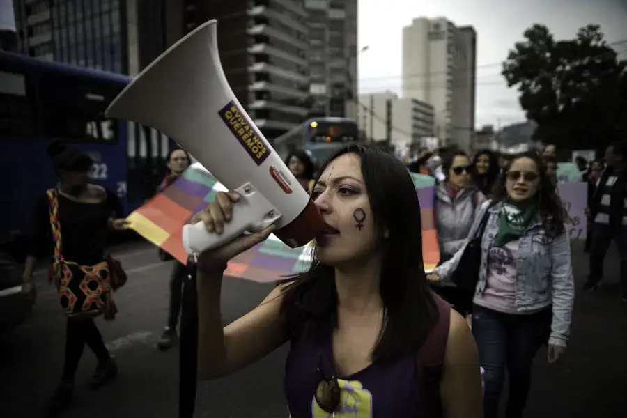 Activists, social leaders, organizations, women and men shout slogans against gender-based violence during the "Vivas nos Queremos" protest in Quito, Ecuador. Photo: UN Women/Johis Alarcon