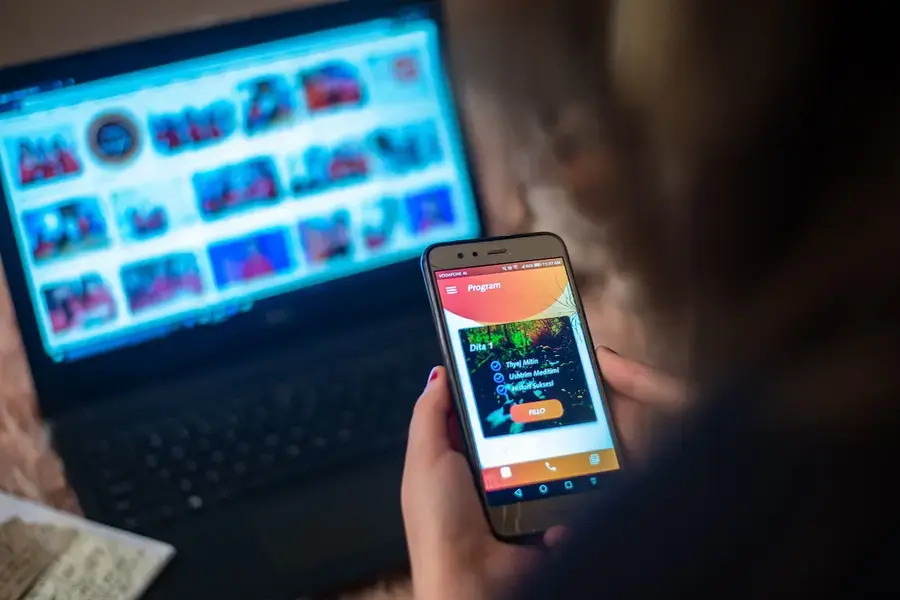 En réponse à la pandémie de COVID-19, l’organisation de la société civile serbe SOS Network of Vojvodina a mis au point une application mobile qui permet aux femmes de signaler les violences et de demander de l’aide. Cette application fonctionne en mode camouflage pour ne pas être repérée par les agresseurs. Photo : ONU Femmes/Eduard Pagria.