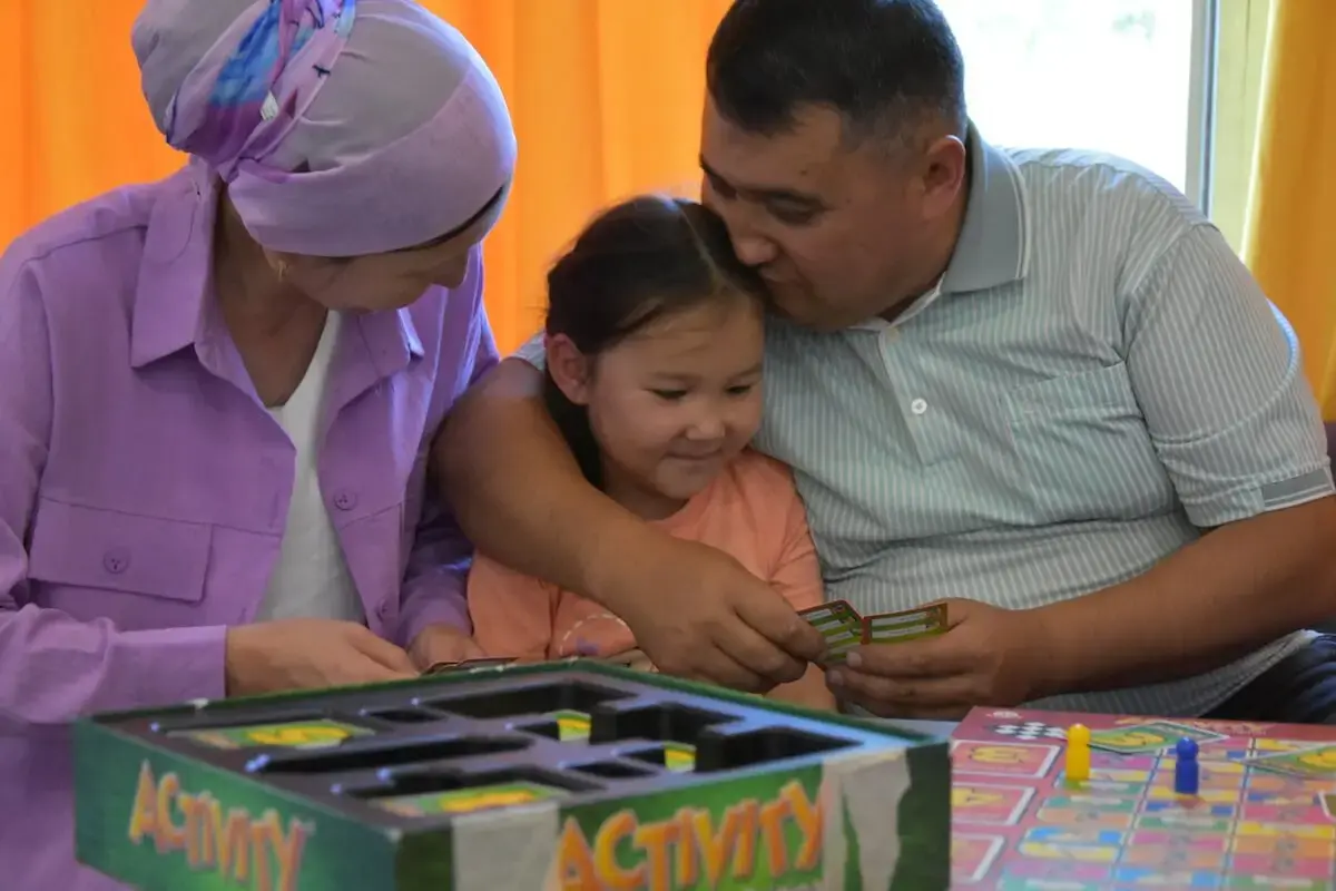 Avec une répartition plus égale des tâches ménagères, la famille dispose désormais de plus de temps pour les loisirs. Photo : Éducation Développement communautaire