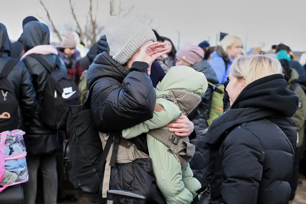 A scene from the Palanca-Maiaki-Udobnoe border crossing point between the Republic of Moldova and Ukraine, 4 March 2022, as people flee the Russian invasion. Photo: UN Women/Aurel Obreja
