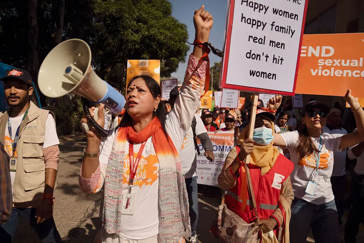 Manifestantes en Cox’s Bazar, Bangladesh, portan pancartas en protesta contra la violencia sexual y de género durante los 16 Días de activismo contra la violencia de género en noviembre de 2022. Foto: ONU Mujeres/Sultan Mahmud Mukut