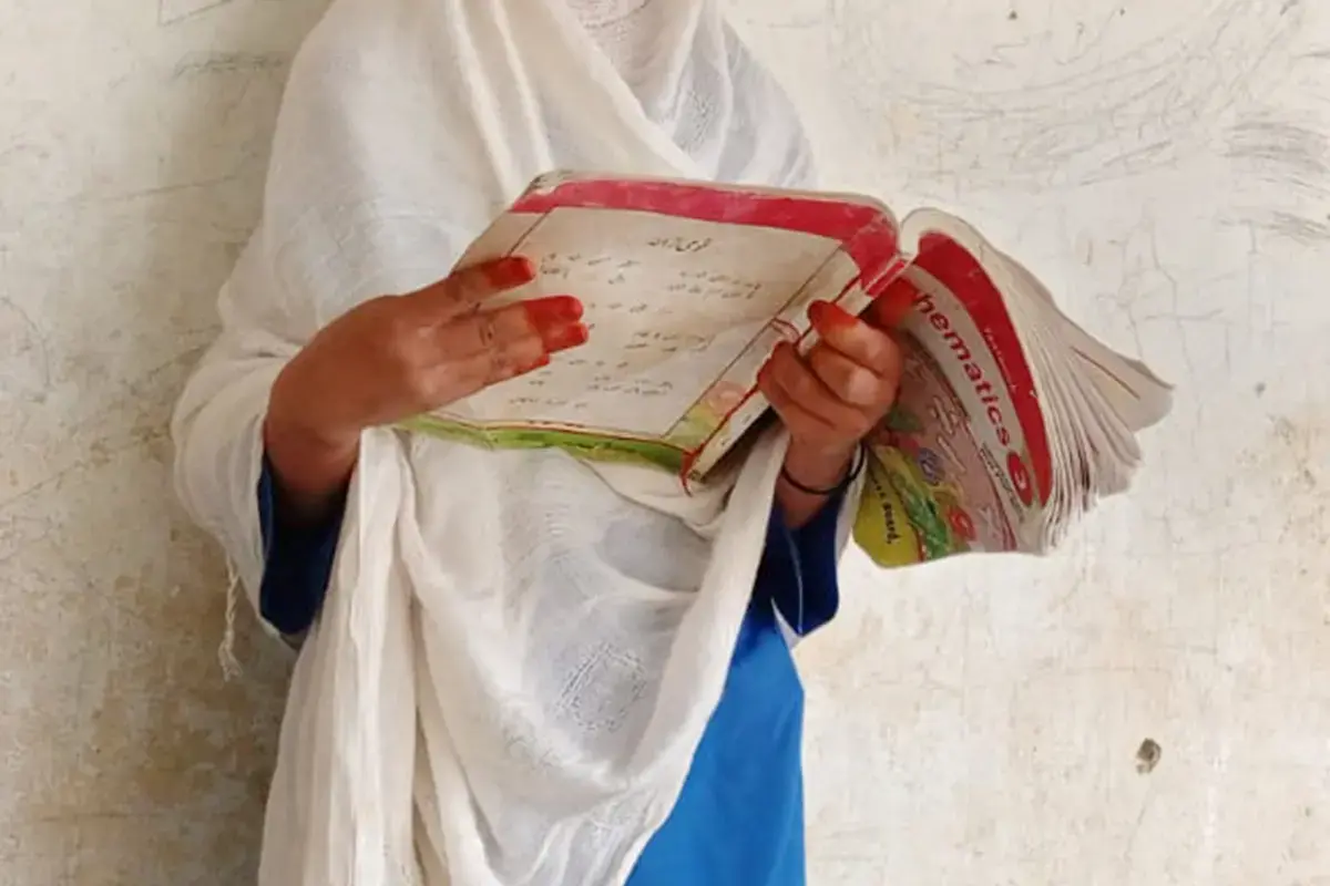 La hija menor de Yasmin Gul ya puede concluir sus estudios. Foto: ONU Mujeres Pakistán, 2024 
