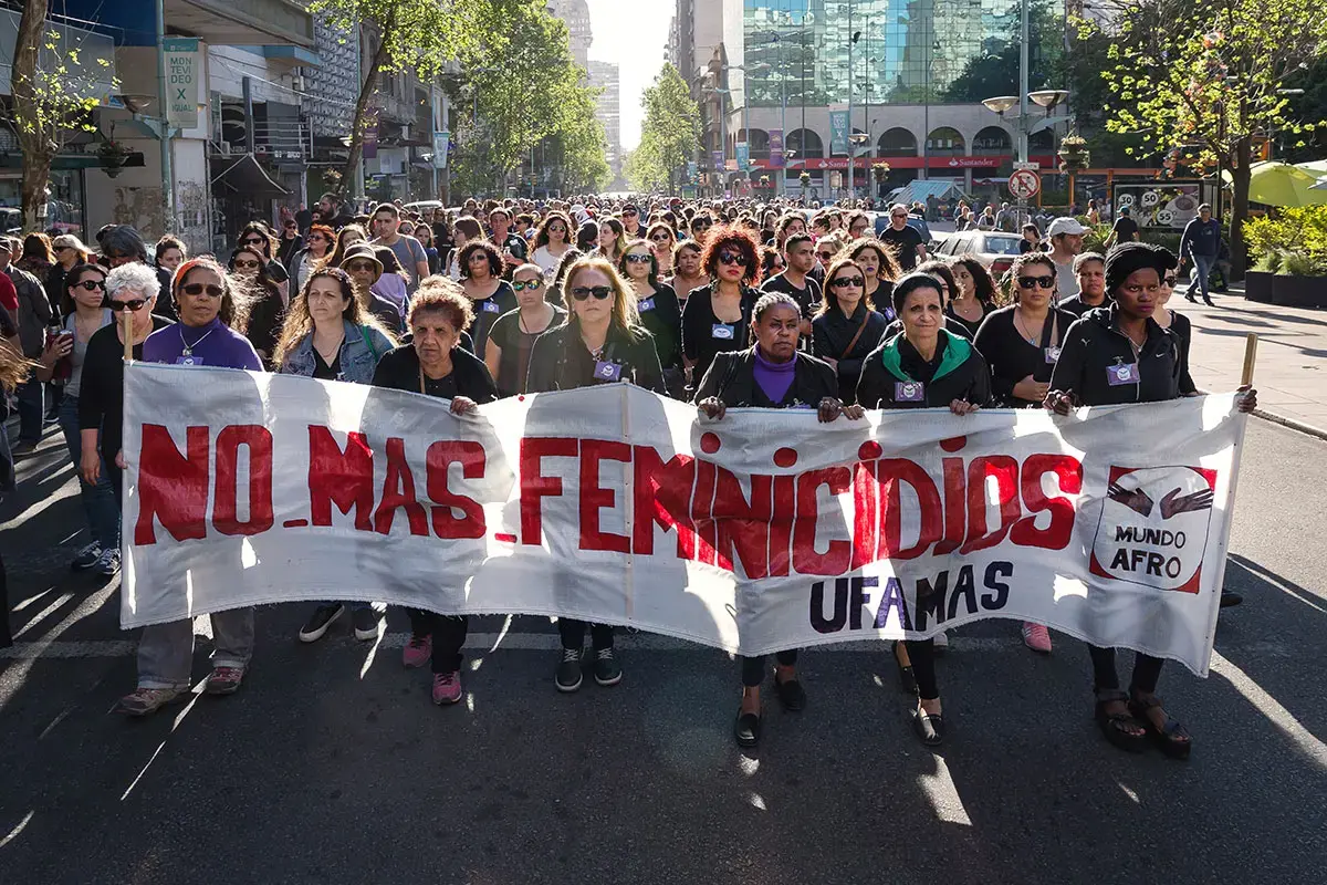 En Montevideo, Uruguay, dos marchas simultáneas a lo largo de la Avenida 18 de Julio —organizadas por el colectivo de la sociedad civil Mujeres de Negro y las mujeres feministas del EFLAC (Encuentro Feminista Latinoamericano y del Caribe)— reunieron en noviembre de 2017 a más de seis mil personas para manifestarse contra el femicidio. Foto: ONU Mujeres/Sahand Minae