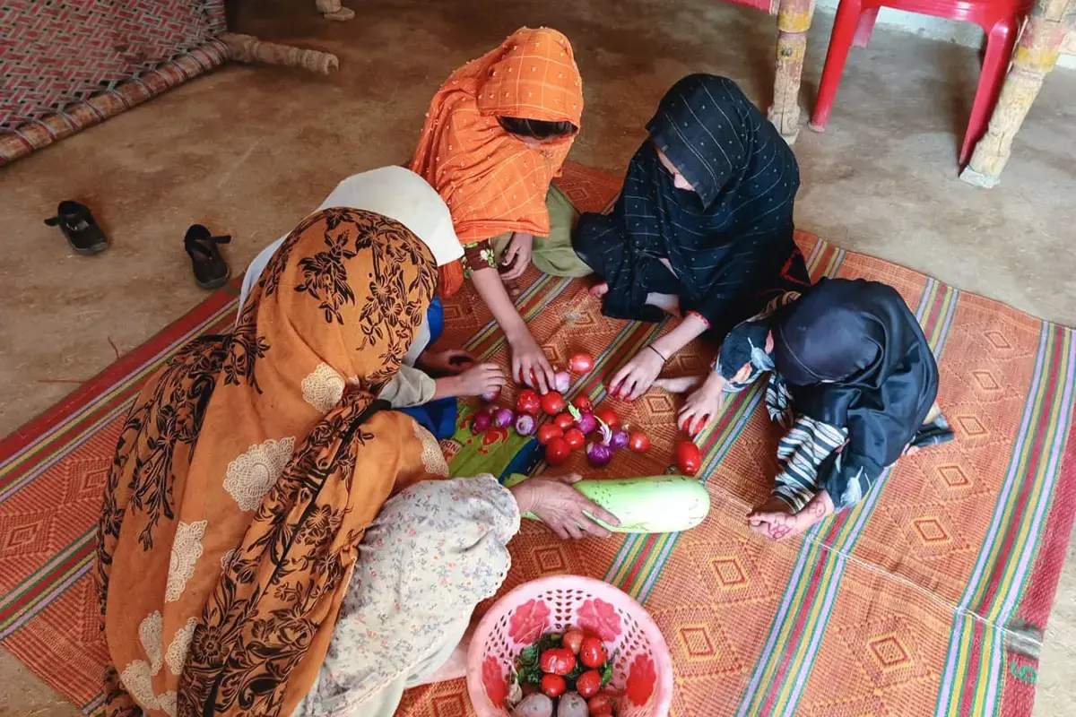 En la imagen, Yasmin Gul realiza tareas domésticas con sus hijas y su nieta. Foto: ONU Mujeres 