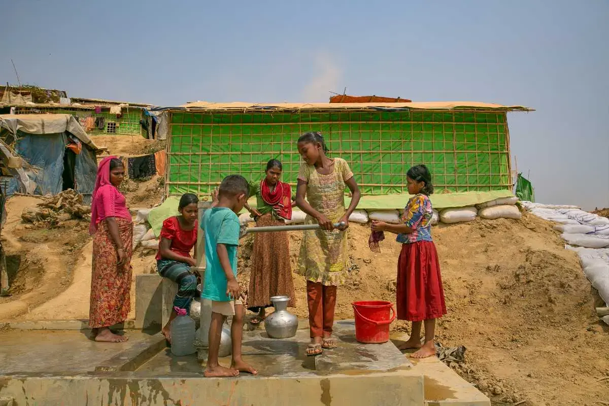 Des filles pompent de l’eau dans le camp de Balukhali à Cox’s Bazar