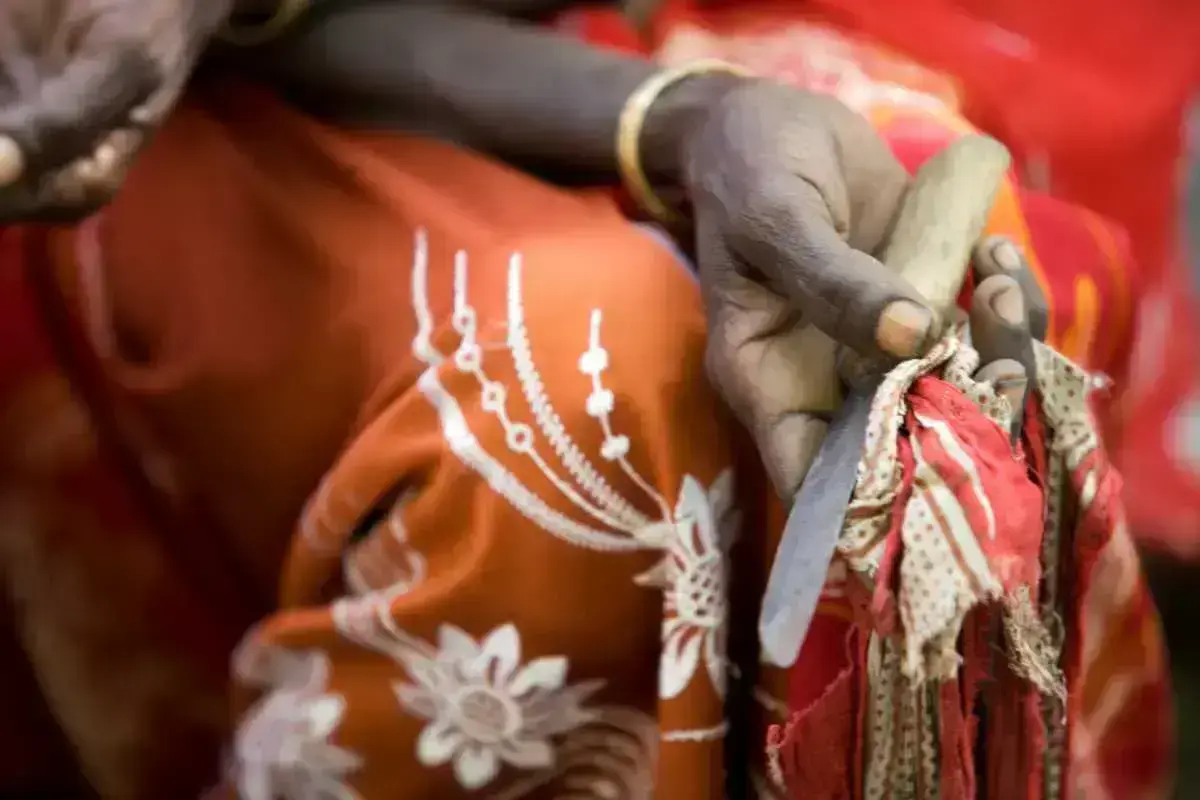 Boko Mohammed, que solía encargarse de la MGF, sostiene la herramienta que usaba para ejecutar esta práctica durante una reunión comunitaria en la aldea de Kabele (distrito de Amibara, región de Afar). Foto: UNICEF/Kate Holt