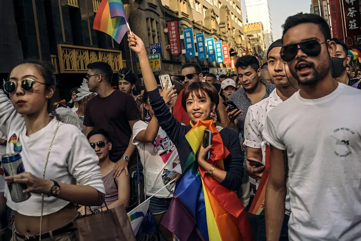 Participantes en un desfile del orgullo LGBTIQ+ en apoyo al matrimonio igualitario el 27 de octubre de 2018 en Taipéi. Foto: ONU Mujeres/Billy H.C. Kwok.