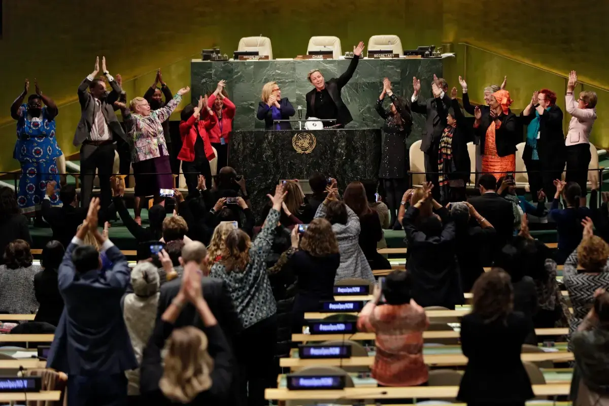 Oscar Award-winning American actress Patricia Arquette, two-time Olympic gold medalist and soccer superstar Abby Wambach, along with leaders from trade unions, civil society, government and private sector, film makers and gender equality advocates at the UN General Assembly in New York, championing equal pay. March, 2017. Photo: UN Women/Ryan Brown