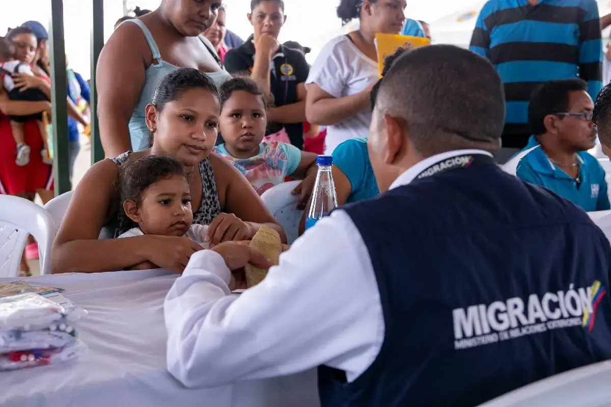 Migrantes venezolanos llegan a Colombia.