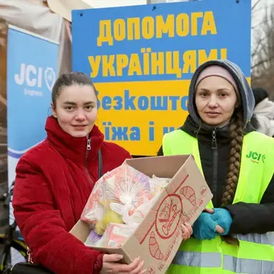 Women volunteers from the Lviv region helping prepare the food for IDPs.