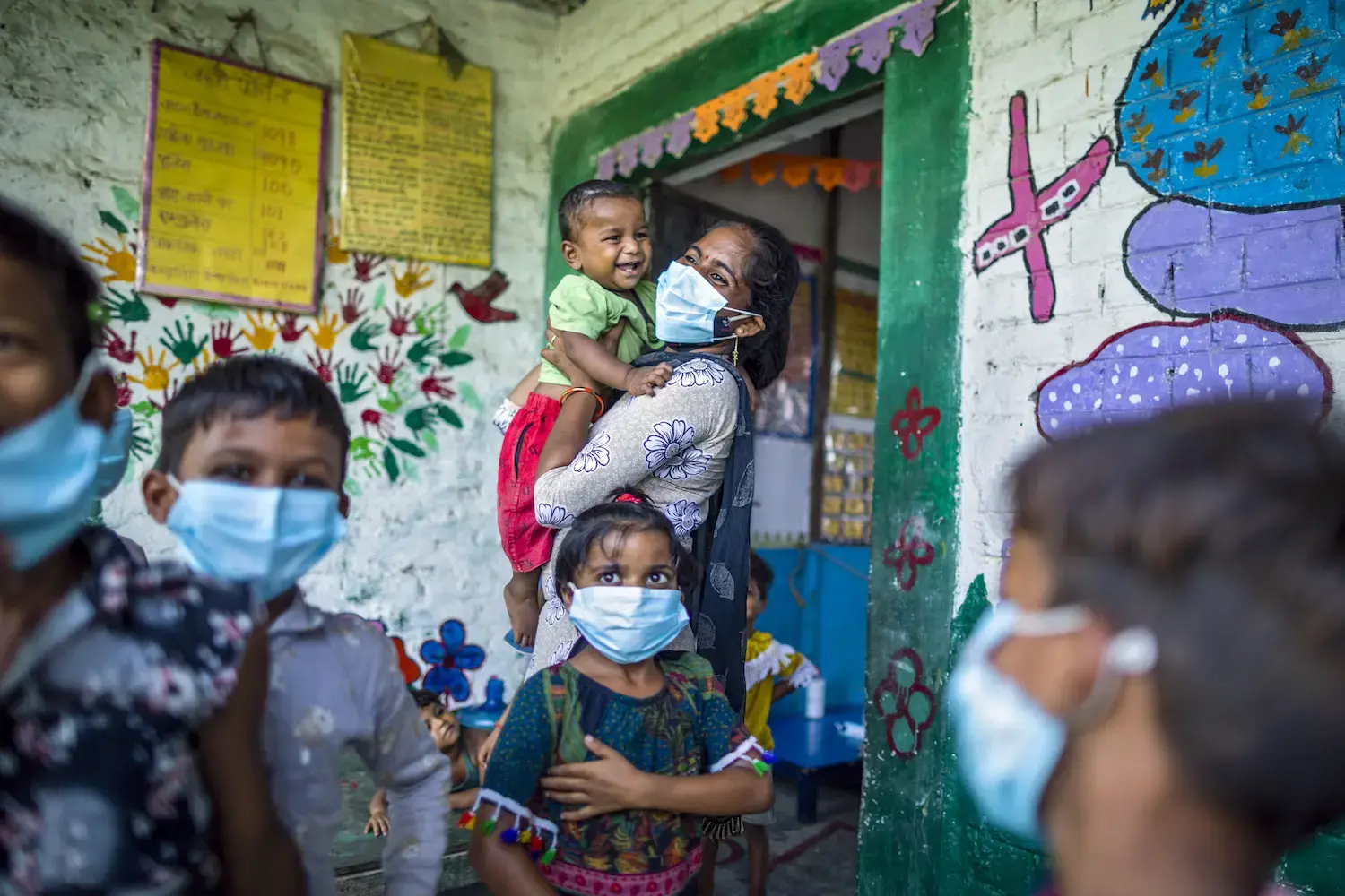 Des enfants dans une crèche mobile à Greater Noida en Inde. Une crèche est un service qui garde les enfants pendant que leurs parents travaillent. Photo : ONU Femmes/Prashanth Vishwanathan.