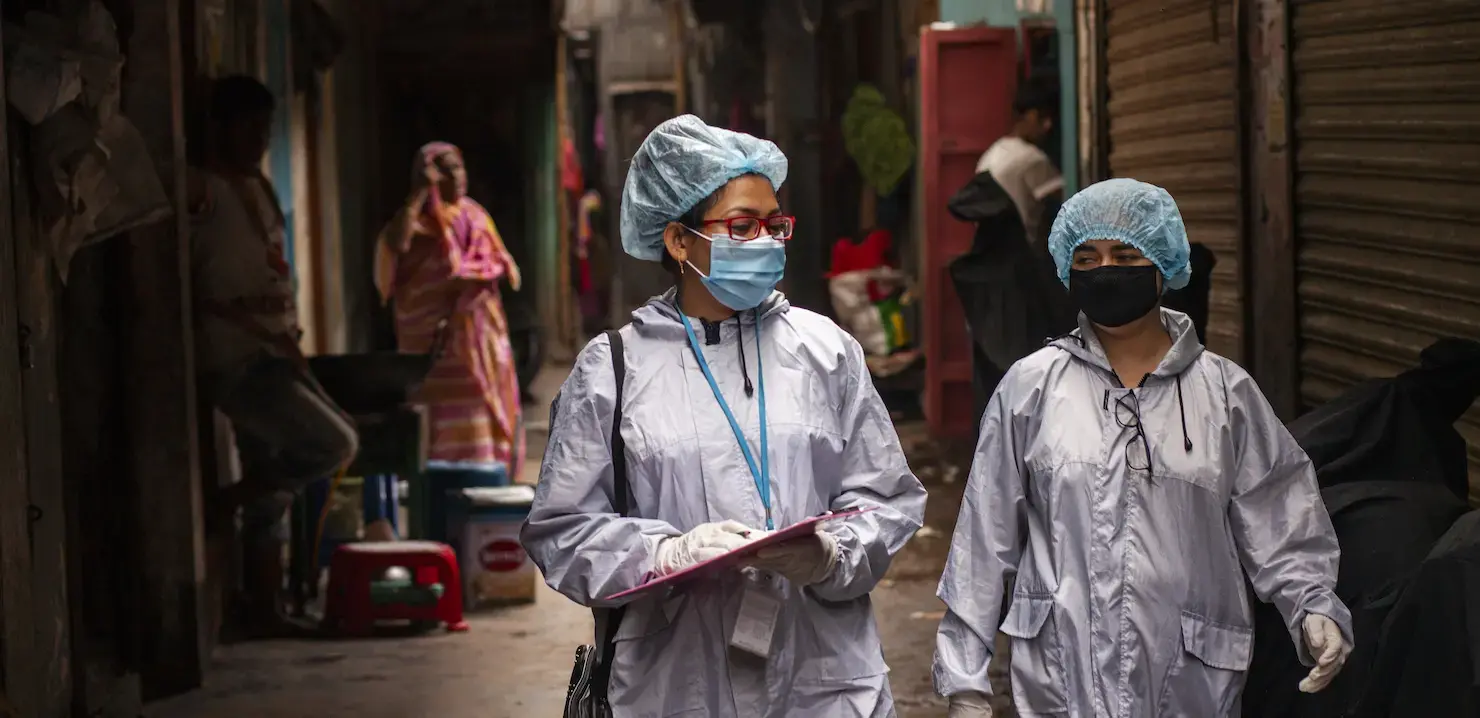 Trabajadoras del desarrollo observan su lista de verificación durante una jornada de concientización en Daca (Bangladesh). Los datos desagregados por sexo y otros datos de género resultan fundamentales para identificar las necesidades de las comunidades en riesgo y para atenderlas con intervenciones como esta. Fotografía: ONU Mujeres/Fahad Abdullah Kaizer.