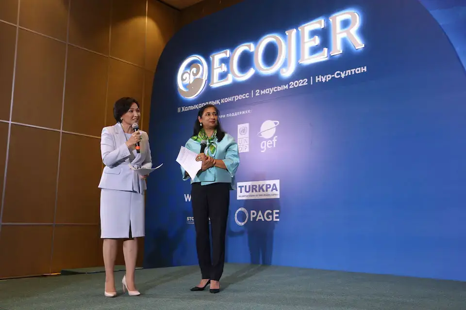 Anita Bhatia with Lazzat Ramazanova, Chair of the Council of the ECOJER Association, at the ceremony for private sector companies joining to Closing the Gender Gap Accelerator, ECOJER congress. Credits: UN Women Kazakhstan/Marat Kurakov