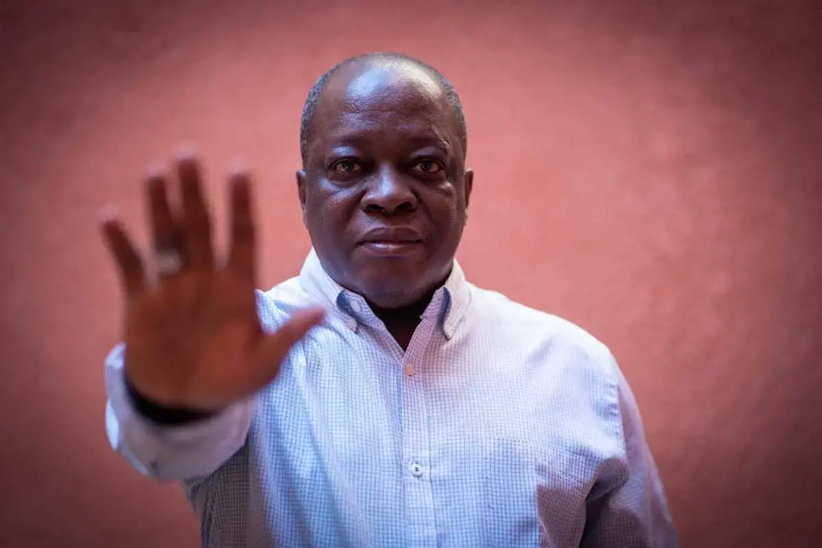 Siaka Traoré, cuya madre se dedicaba a practicar la mutilación genital femenina, creció creyendo que se trataba de un rito de transición normal en la vida de las niñas en Malí. Hoy es un activista apasionado que impulsa campañas para poner fin a esta práctica. Foto: Kalifa Daouda Keita/ONU Mujeres.