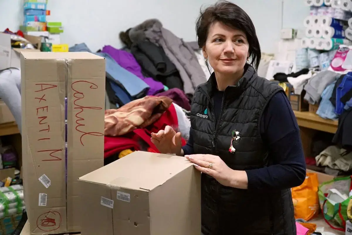 A Ukrainian woman helps with UN Women-led relief efforts