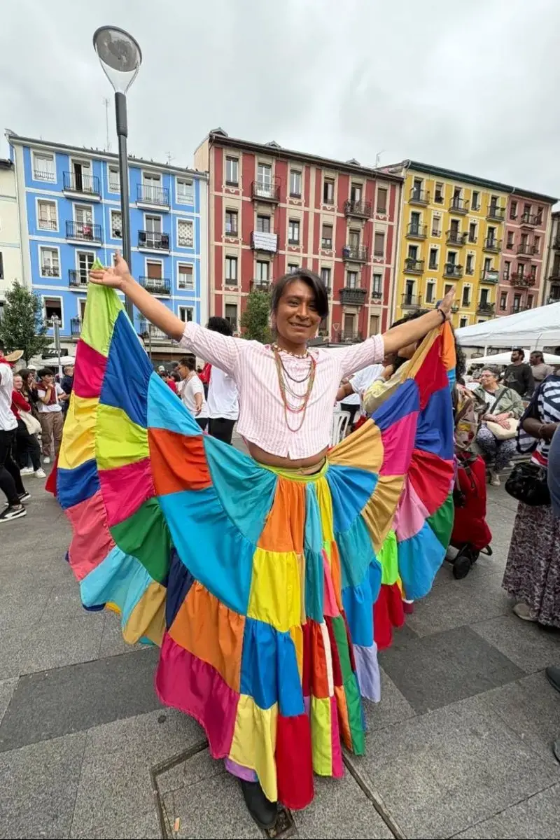 Nil Bailarín poses in a colorful skirt