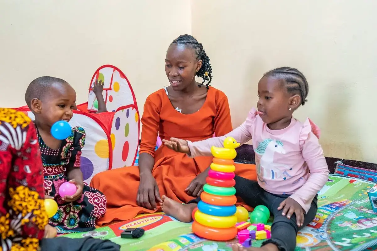 Los centros de cuidado infantil de Tanzanía ayudan a reducir el tiempo que invierten las mujeres en esta labor, lo que les permite dedicarse a otras actividades productivas. Foto: ONU Mujeres Tanzanía. 