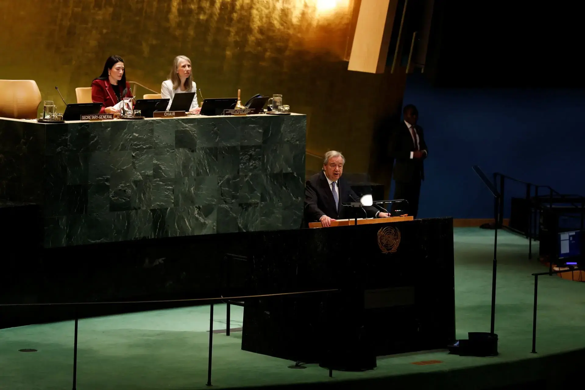 António Guterres speaks from a podium